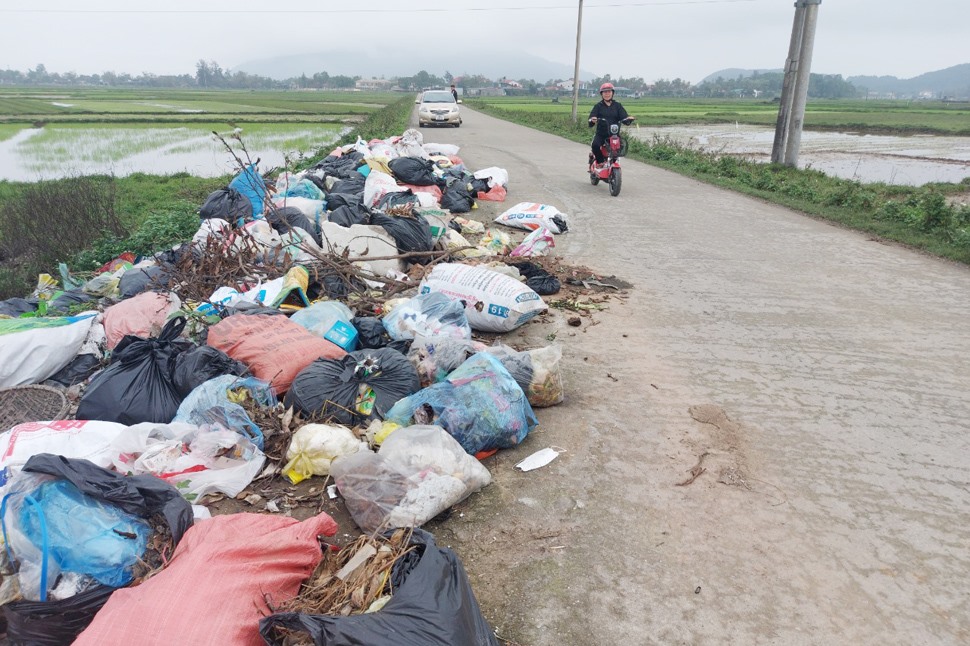 Rác chất đống bên trục đường vào xã Đỉnh Bàn thuộc xóm 6 thôn Vĩnh Hòa. Ảnh: Trần Tuấn.