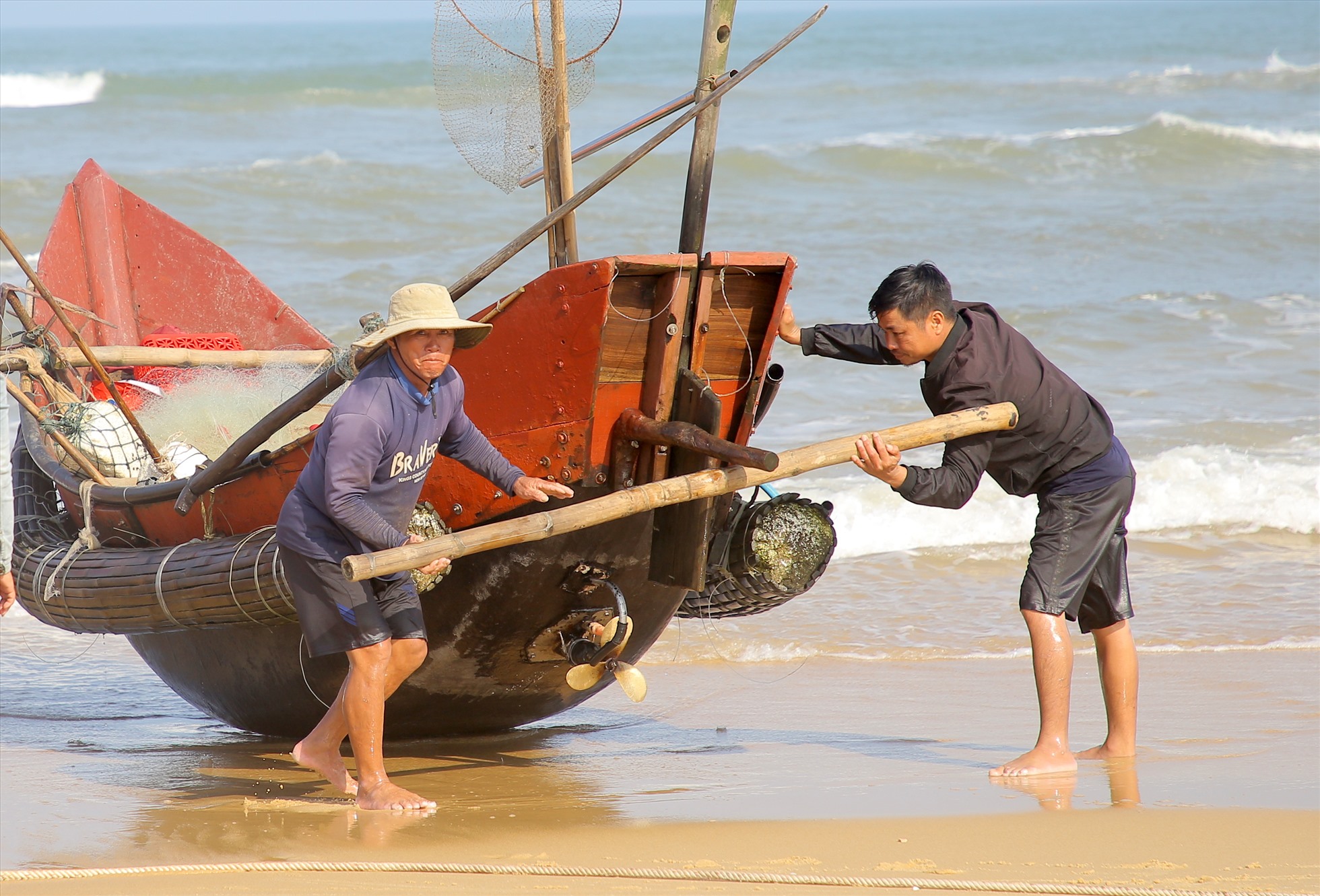 5h sáng, ông Nguyễn Xuân Kỳ (bên trái ảnh) cùng con trai điều khiển chiếc tàu 12cv ra biển. Chuyến này, ông sẽ đánh bắt cá khoai bằng loại lưới 2. Di chuyển suốt chặng đường khoảng 12km dọc bờ biển, đến trưa thì tàu về bờ.