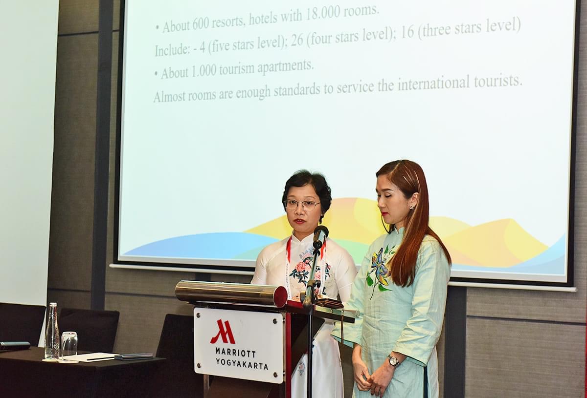 Bà Nguyễn Lan Ngọc - Phó Giám đốc Sở Văn hóa, Thể thao và Du lịch tỉnh Bình Thuận (áo dài trắng) giới thiệu về Năm Du lịchQquốc gia 2023 tại Bình Thuận ở họp báo của sự kiện. Ảnh: Nguyên Vũ