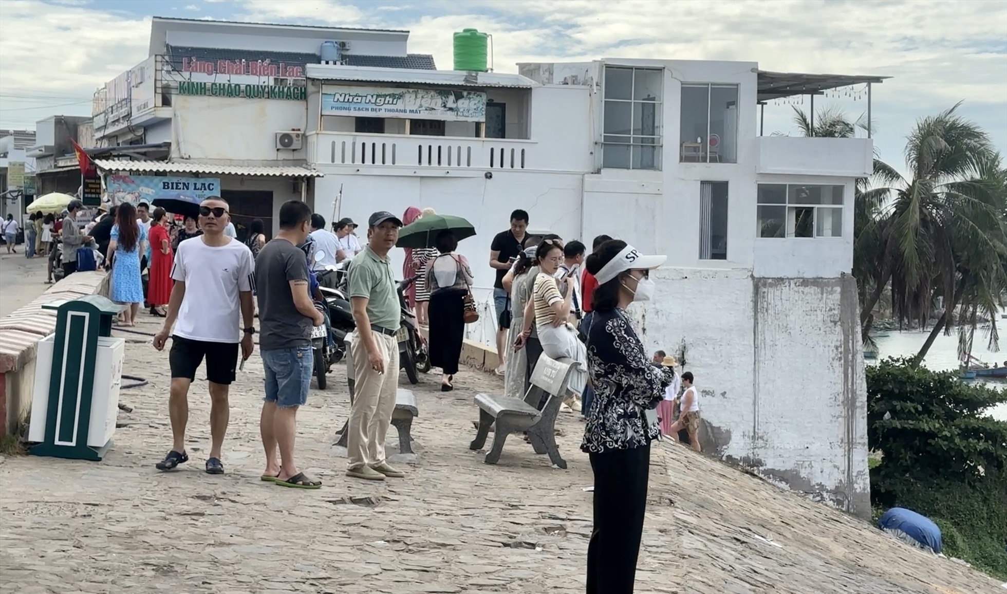 Một đoàn khách quốc tế tham quan Làng chài Mũi Né. Ảnh: Duy Tuấn