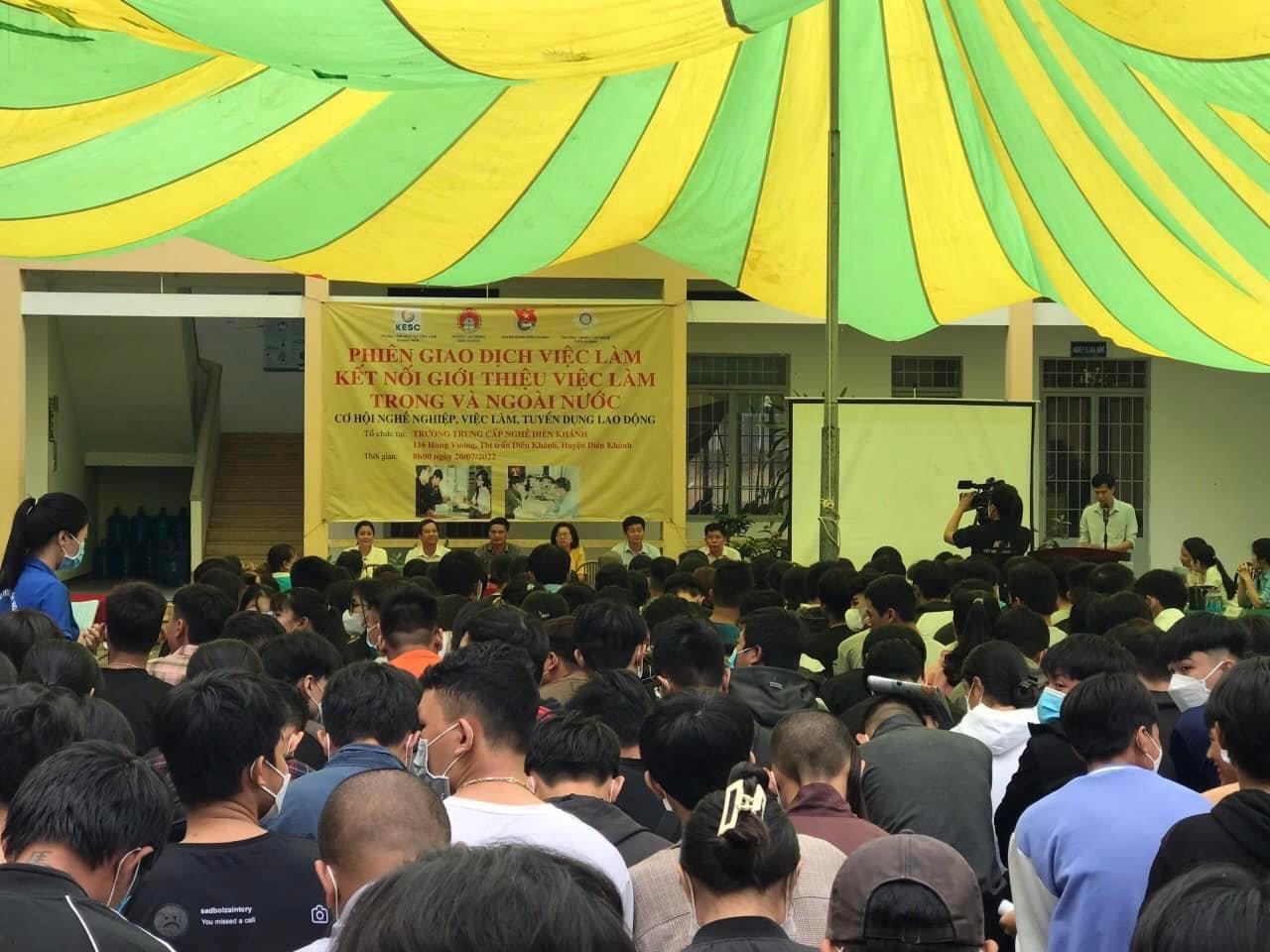Một phiên giao dịch việc ở Khánh Hòa làm thu hút hàng trăm người lao động. Ảnh: Thu Cúc