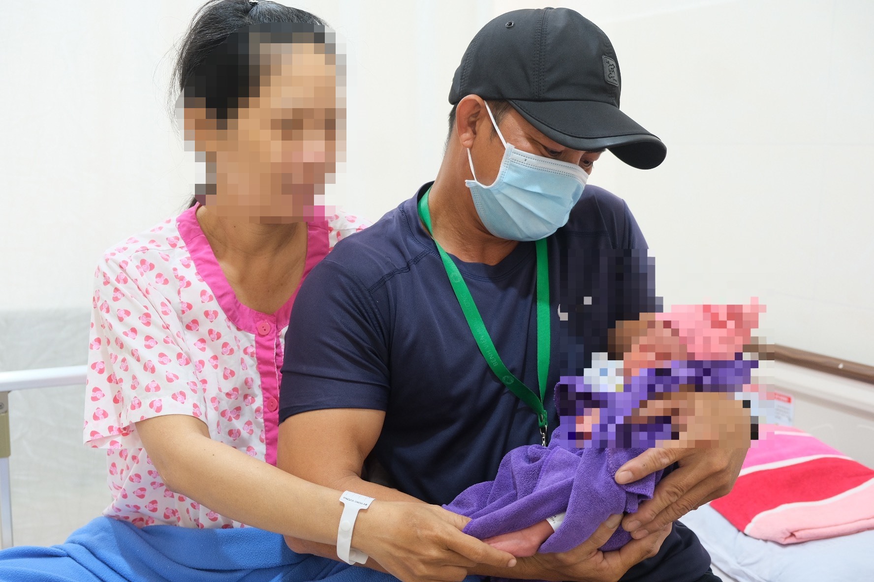 Mẹ con sản phụ N vui mừng vượt cửa tử. Ảnh: Bệnh viện Hùng Vương TPHCM