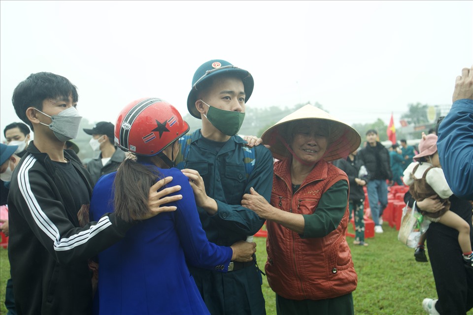 Giây phút xúc động trước lúc lên đường. Những lời căn dặn mạnh khỏe, cố gắng được gửi đi cùng cái ôm vội vàng từ người mẹ, người bà. Ảnh: Quỳnh Trang