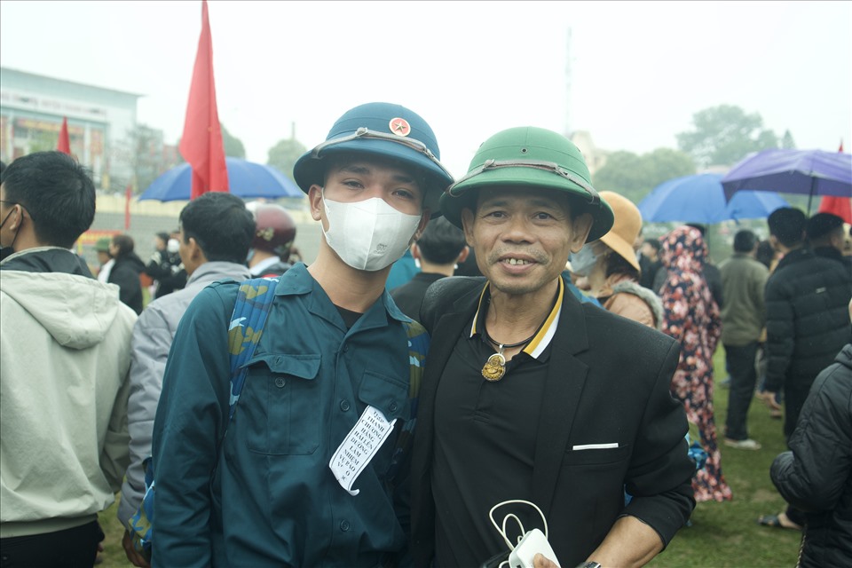 Người thân dặn dò, chỉnh trang lại quân phục của các chiến sĩ trẻ trước khi buổi lễ giao nhận quân diễn ra. Ảnh: Quỳnh Trang