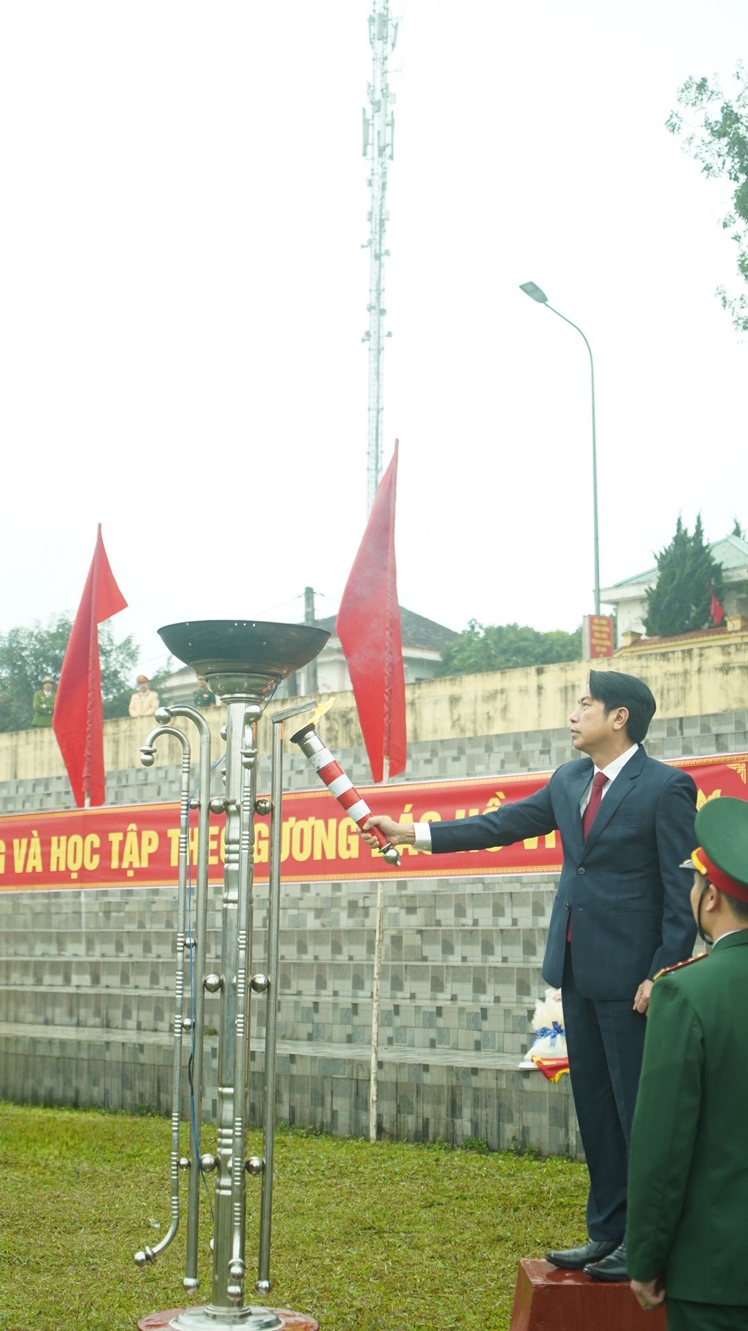 Ngọn đuốc truyền thống được thắp lên, tượng trưng cho tinh thần, ý chí của các tân binh trong ngày nhập ngũ. Ảnh: Quỳnh Trang