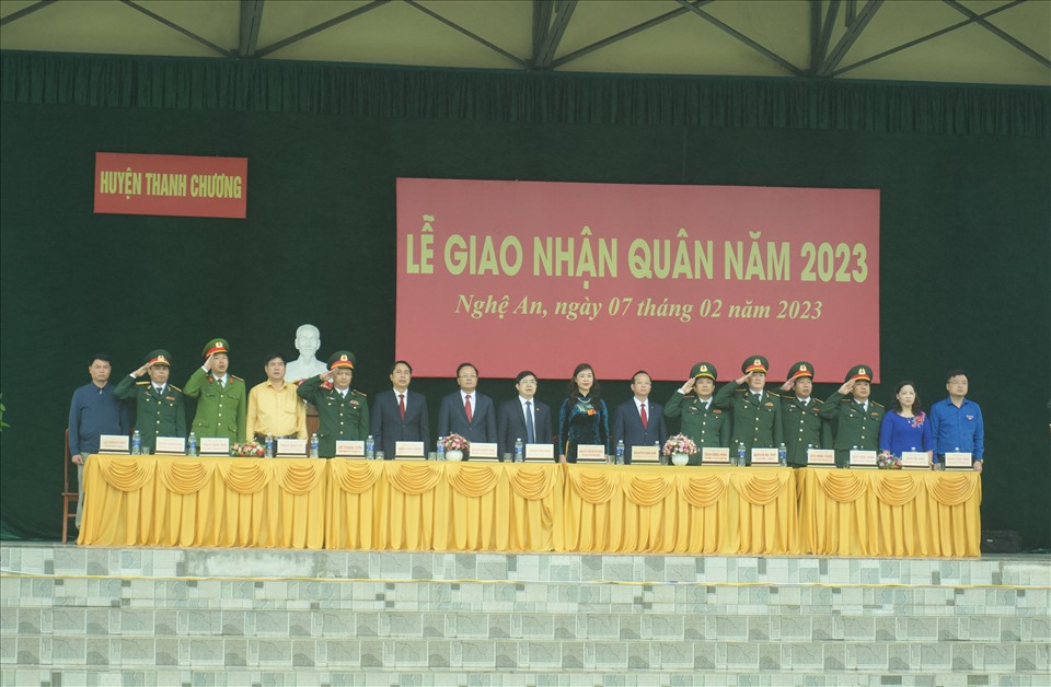 Sáng 7.2, tại sân vận động huyện Thanh Chương ( Nghệ An) đã tổ chức lễ giao, nhận quân năm 2023. Ảnh: Quỳnh Trang