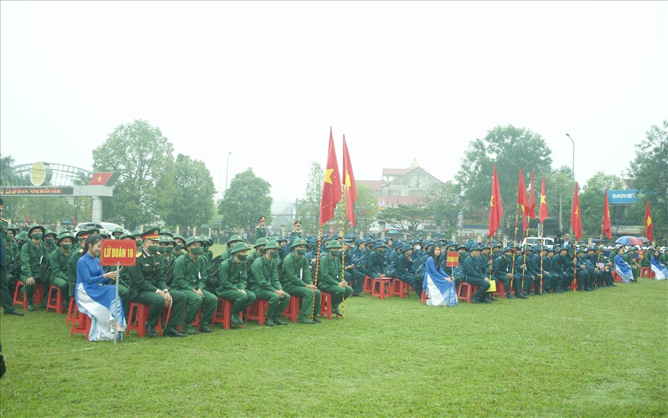 Tại Huyện Thanh Chương vinh dự có 300 công dân nhập ngũ, trong đó có 280 người tham gia nghĩa vụ quân sự, 20 tham gia nghĩa vụ công an nhân dân. Ảnh: Quỳnh Trang