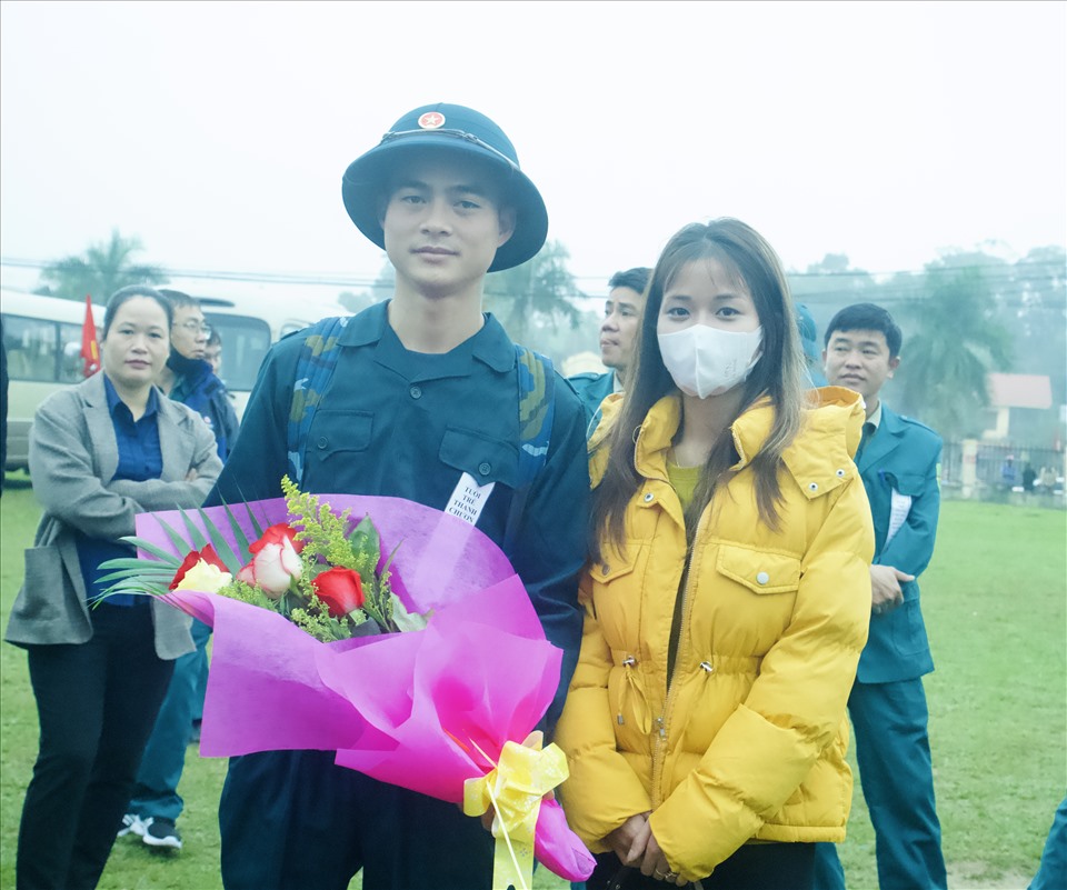 Những bó hoa trao gửi như một lời động viên dành cho các tân binh sẽ lên đường nhập ngũ. Ảnh: Quỳnh Trang