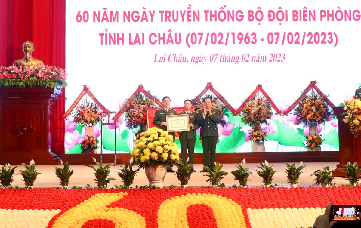 Thiếu tướng Phùng Quốc Tuấn - Ủy viên Ban Thường vụ Đảng ủy Bộ đội Biên phòng, Phó Chính ủy Bộ đội Biên phòng trao Bằng khen của Bộ Trưởng Bộ Quốc phòng cho Bộ Chỉ huy Bộ đội Biên phòng tỉnh Lai Châu.