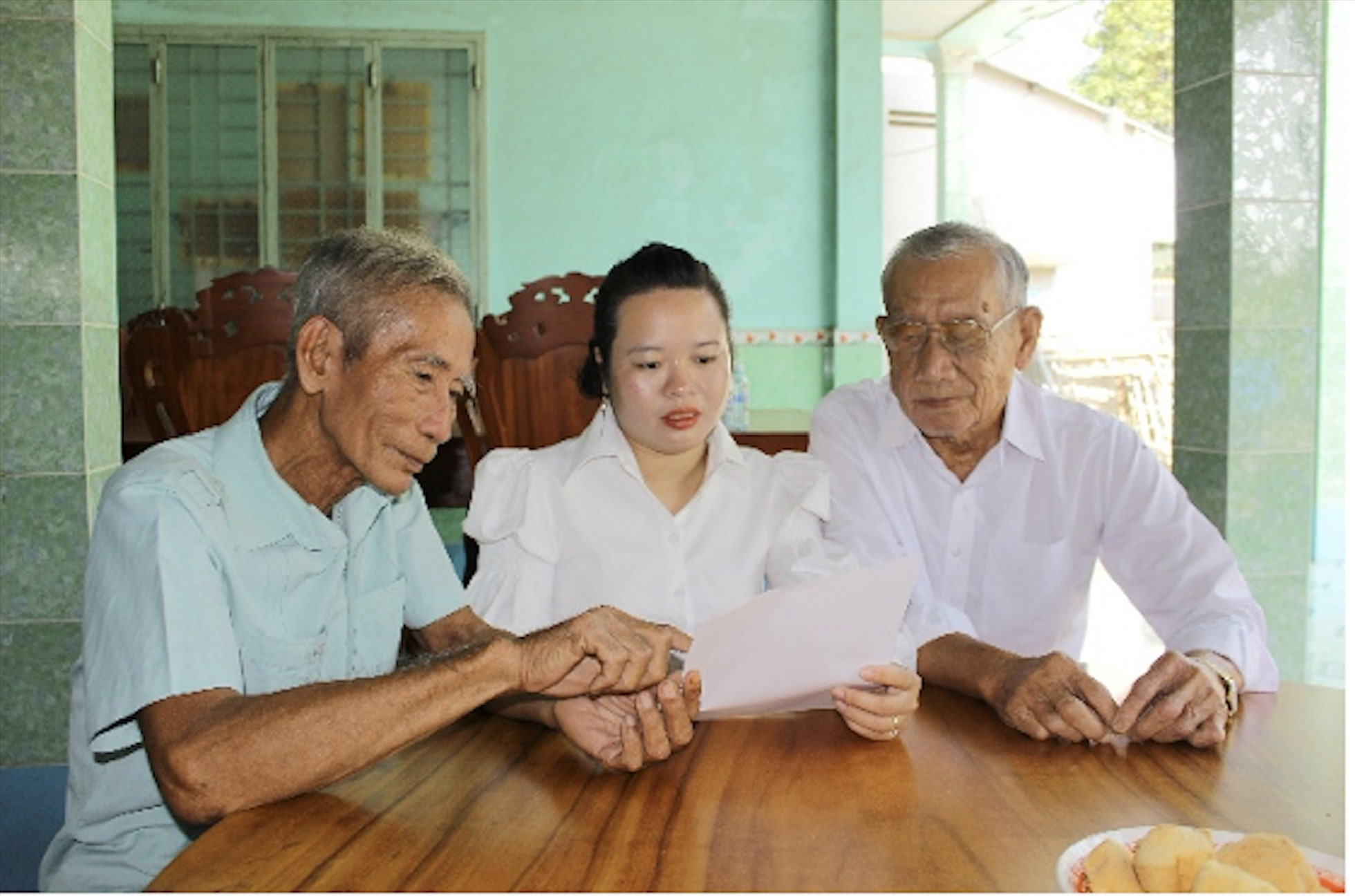 Ông nội và ông ngoại tự hào về em Lê Thị Huỳnh Như. Ảnh: Nhật Tân