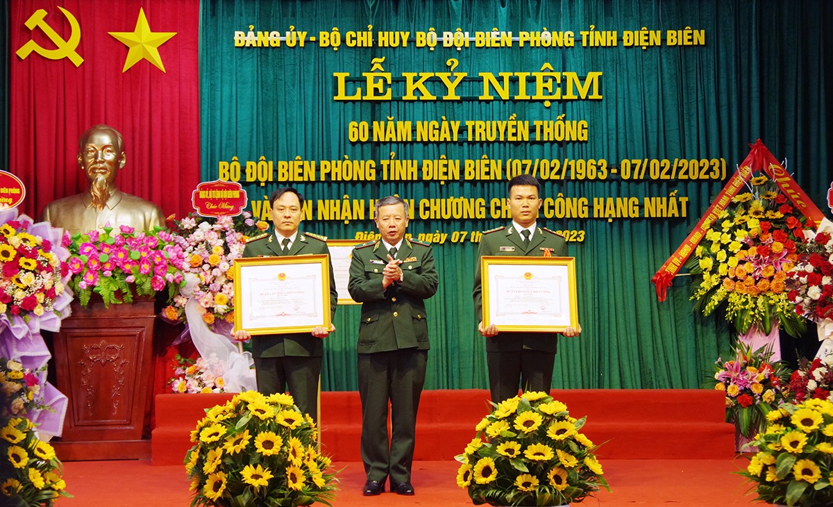Thừa ủy quyền của Chủ tịch nước, Thiếu tướng Nguyễn Đức Mạnh - Phó Tư lệnh BĐBP trao Huân chương Chiến công hạng 3 cho 2 cá nhân đã lập chiến công đặc biệt xuất sắc trong đấu tranh chống tội phạm ma túy. Ảnh: Anh Dũng