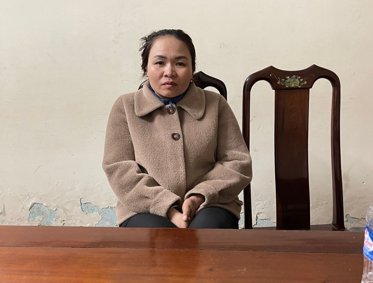 Nguyễn Thị Hồng - vợ của Thông tại trụ sở cơ quan Công an. Ảnh: Sỹ Đức