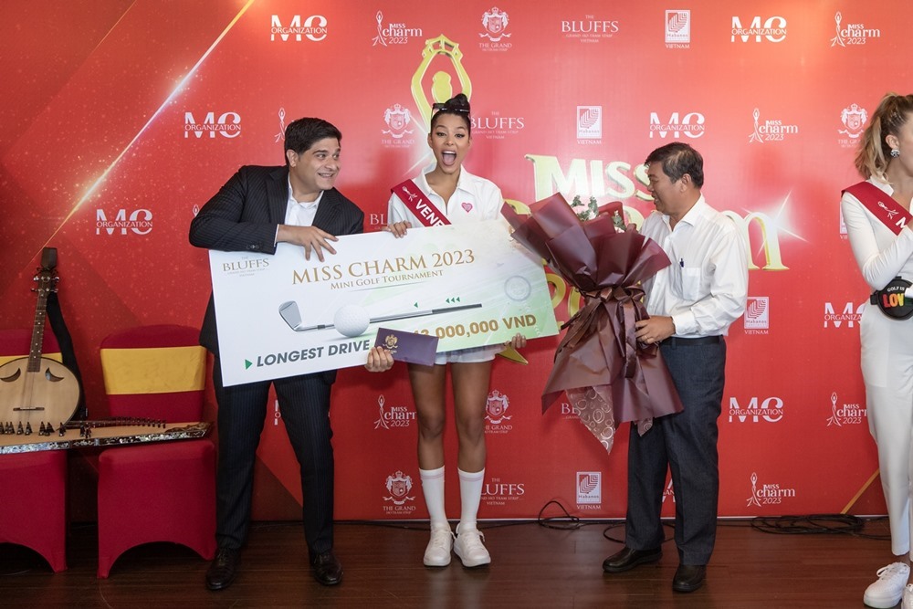 Thí sinh nhận giải thưởng.