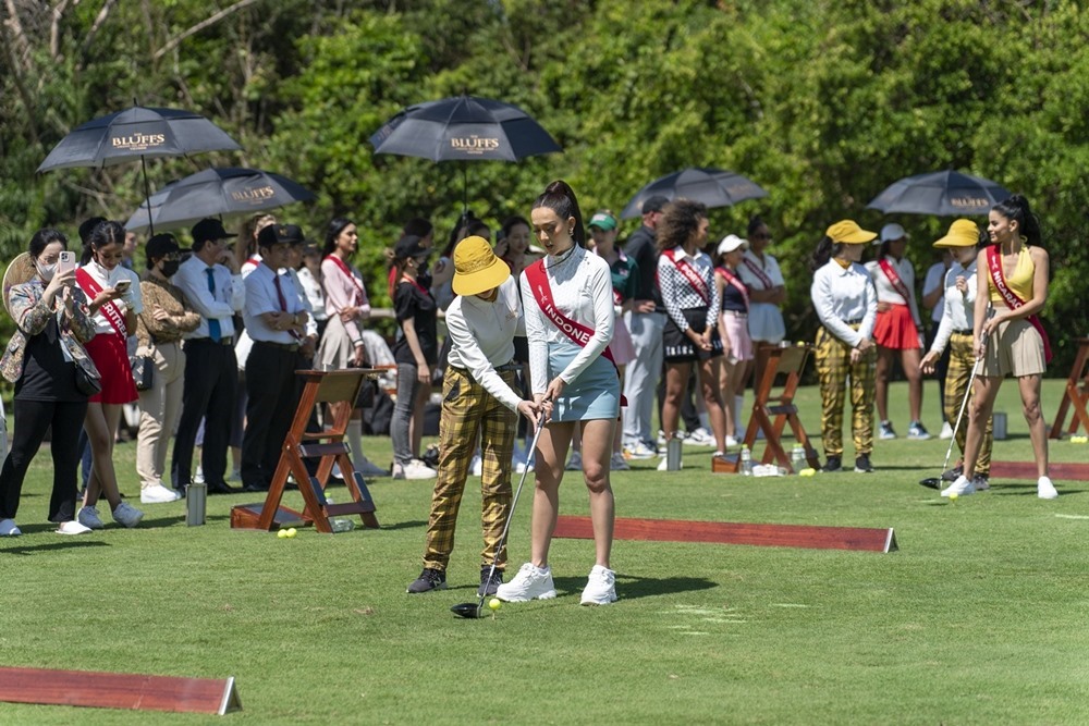 Thí sinh được hướng dẫn chơi golf.