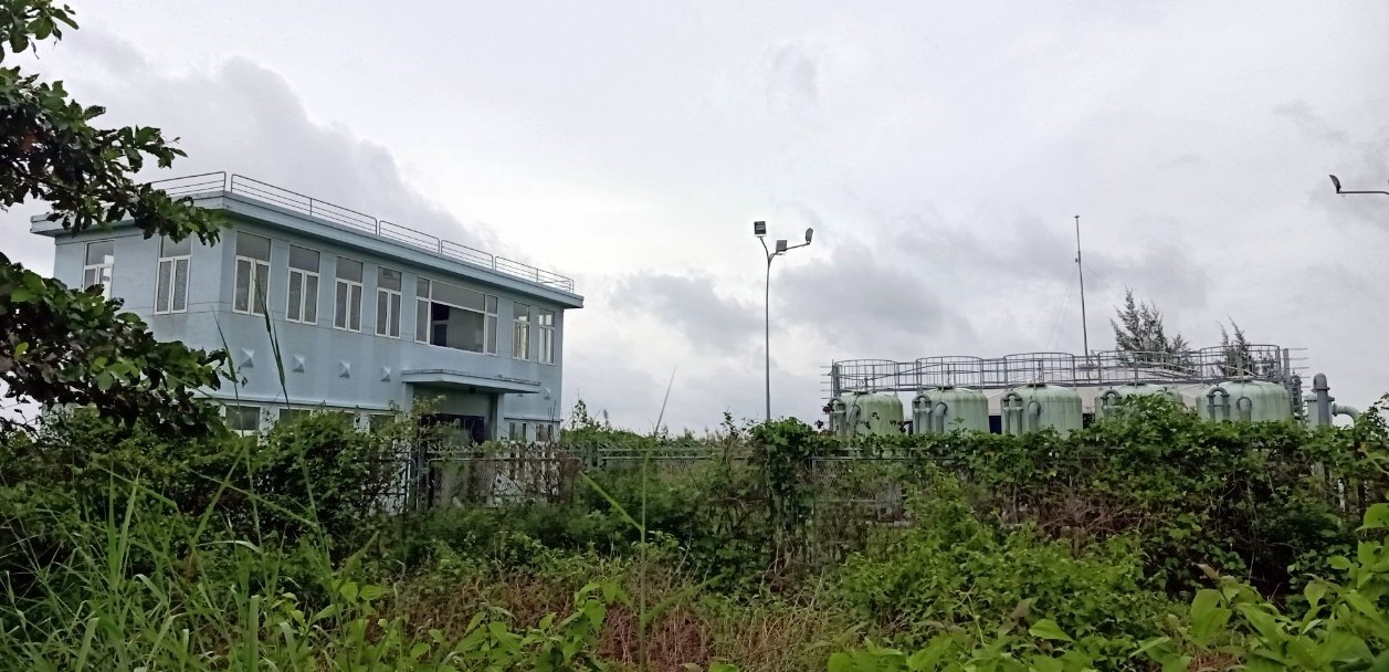 Nhà máy nước sạch huyện Đông Hải, tỉnh Bạc Liêu sau 13 năm khởi công vẫn là một ngôi nhà trống. Ảnh: Nhật Hồ