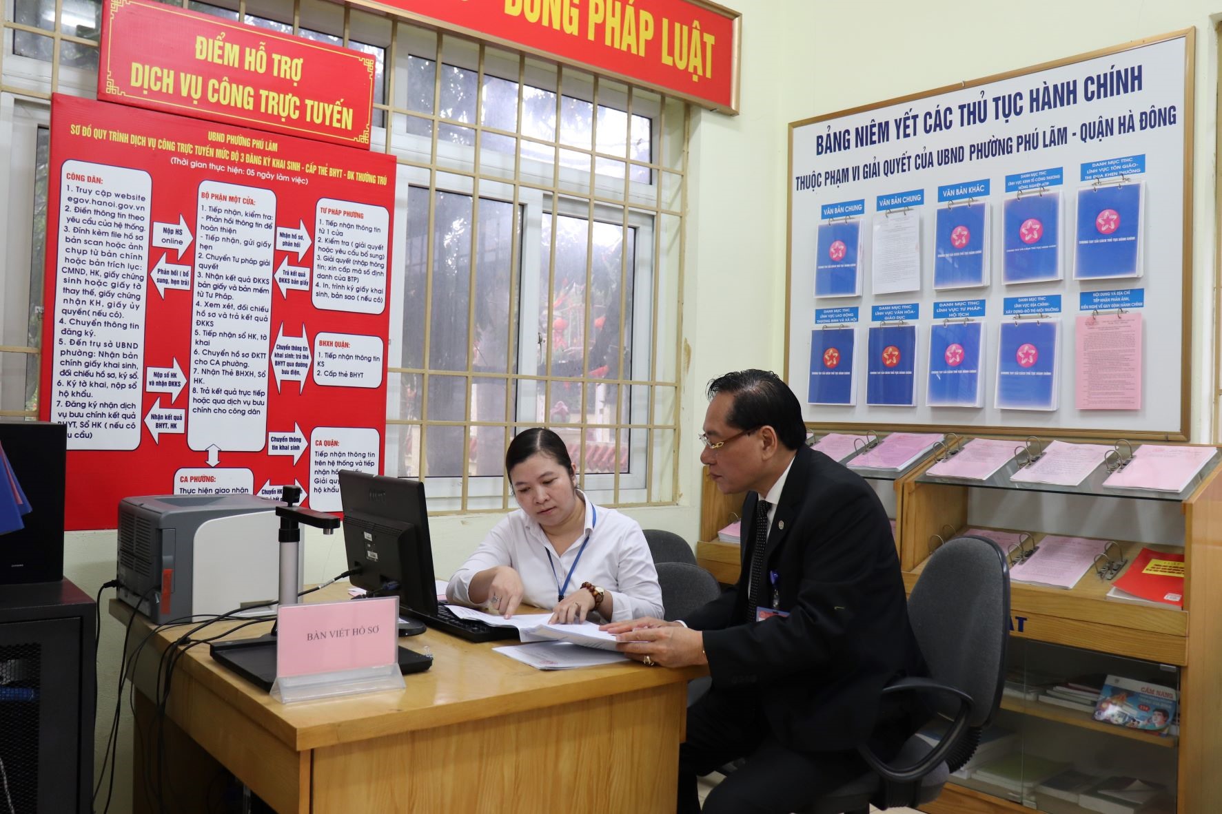 Phó Giám đốc Sở Nội vụ Đinh Mạnh Hùng kiểm tra tại bộ phận “một cửa” của UBND phường Phú Lãm. Ảnh: Hiền Thu