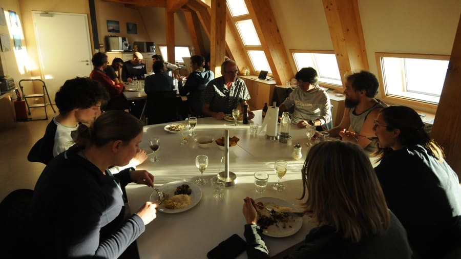Mọi người quây quần bên bàn ăn. Ảnh: International Polar Foundation