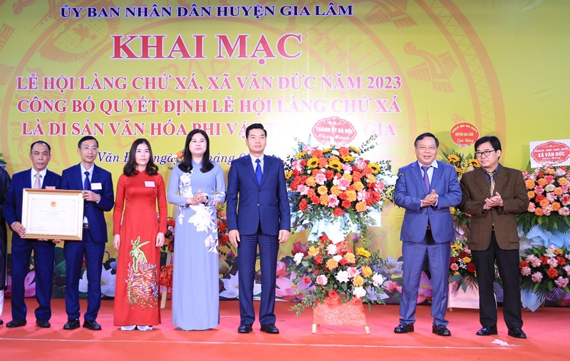 Phó Bí thư Thành ủy Hà Nội Nguyễn Văn Phong chúc mừng địa phương đón nhận quyết định Lễ hội làng Chử Xá là Di sản văn hóa phi vật thể quốc gia. Ảnh: Quang Thái
