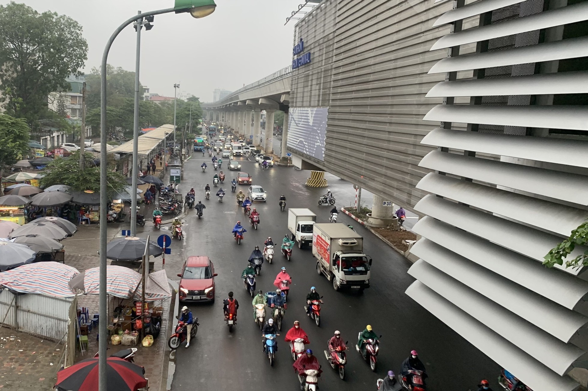 Tuyến đường dưới chân dự án Nhổn - ga Hà Nội với diện mạo mới.