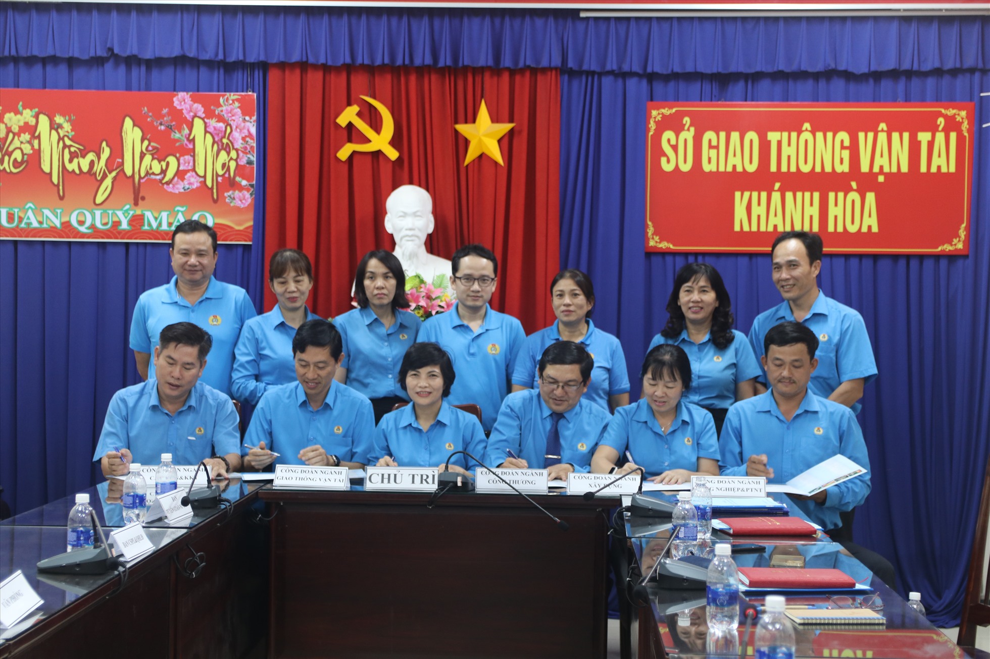 Các đơn vị thuộc khối thi đua Công đoàn ngành II của Khánh Hòa ký giao ước thi đua năm 2023. Ảnh: Phương Linh