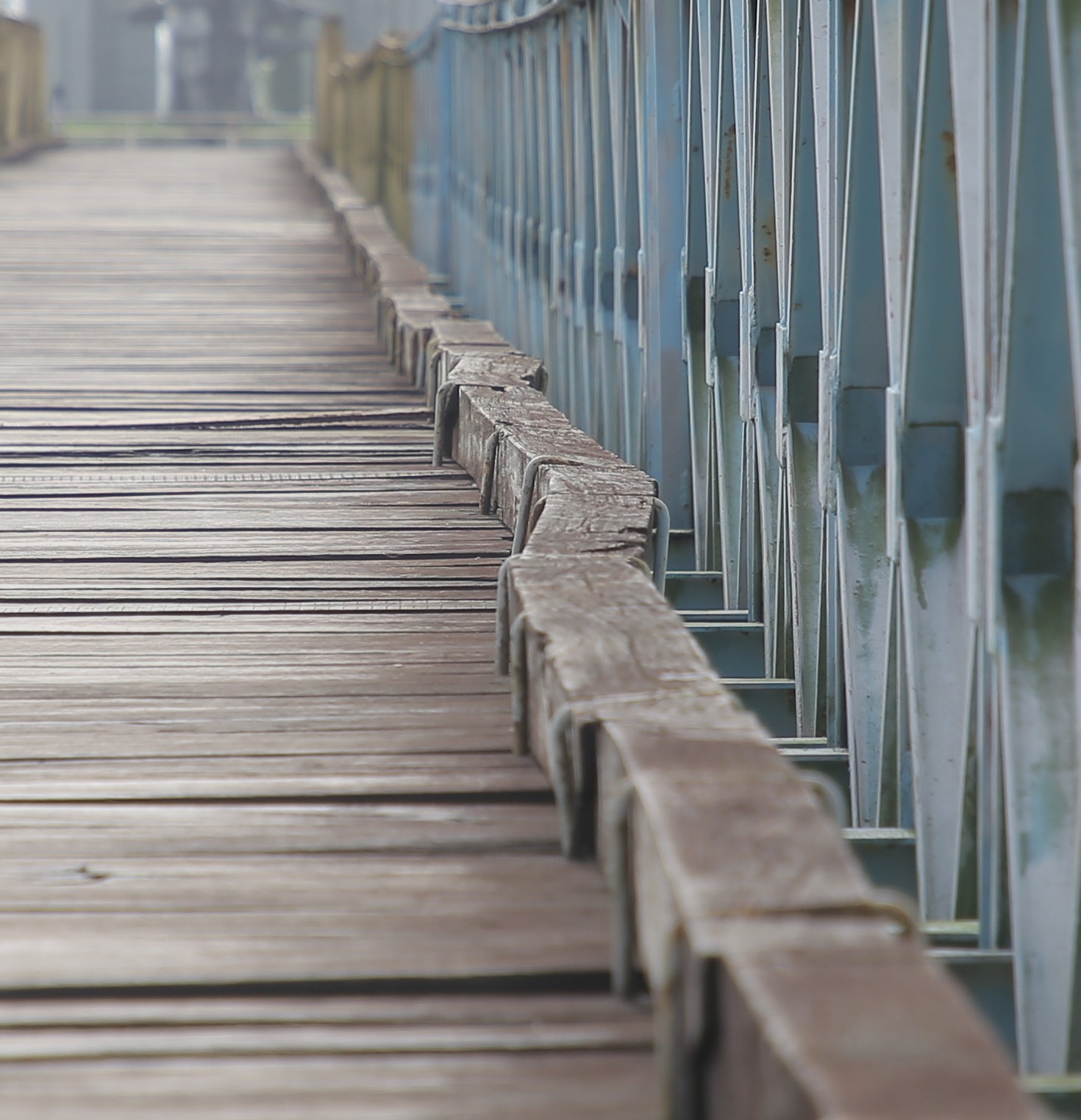 Hiện tại, trên cầu Hiền Lương xuất hiện nhiều điểm xuống cấp. Thậm chí, các nhịp ở giữa cầu bị trũng xuống, khiến các thanh gỗ được cố định trên cầu xiên xẹo.