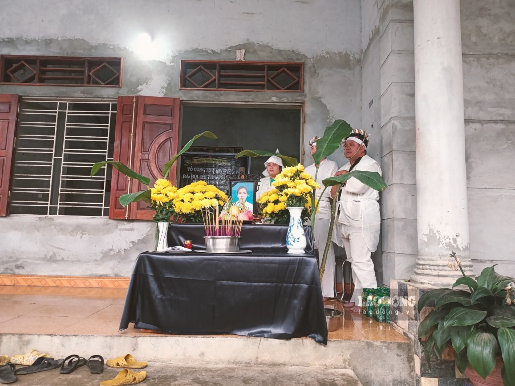 Đám tang của cô giáo Bùi Thị Thanh Hoa vừa được tổ chức sáng nay (8.2) tại quê nhà Vĩnh Tiến, Kim Bôi, Hoà Bình. Ảnh: Nhà trường cung cấp