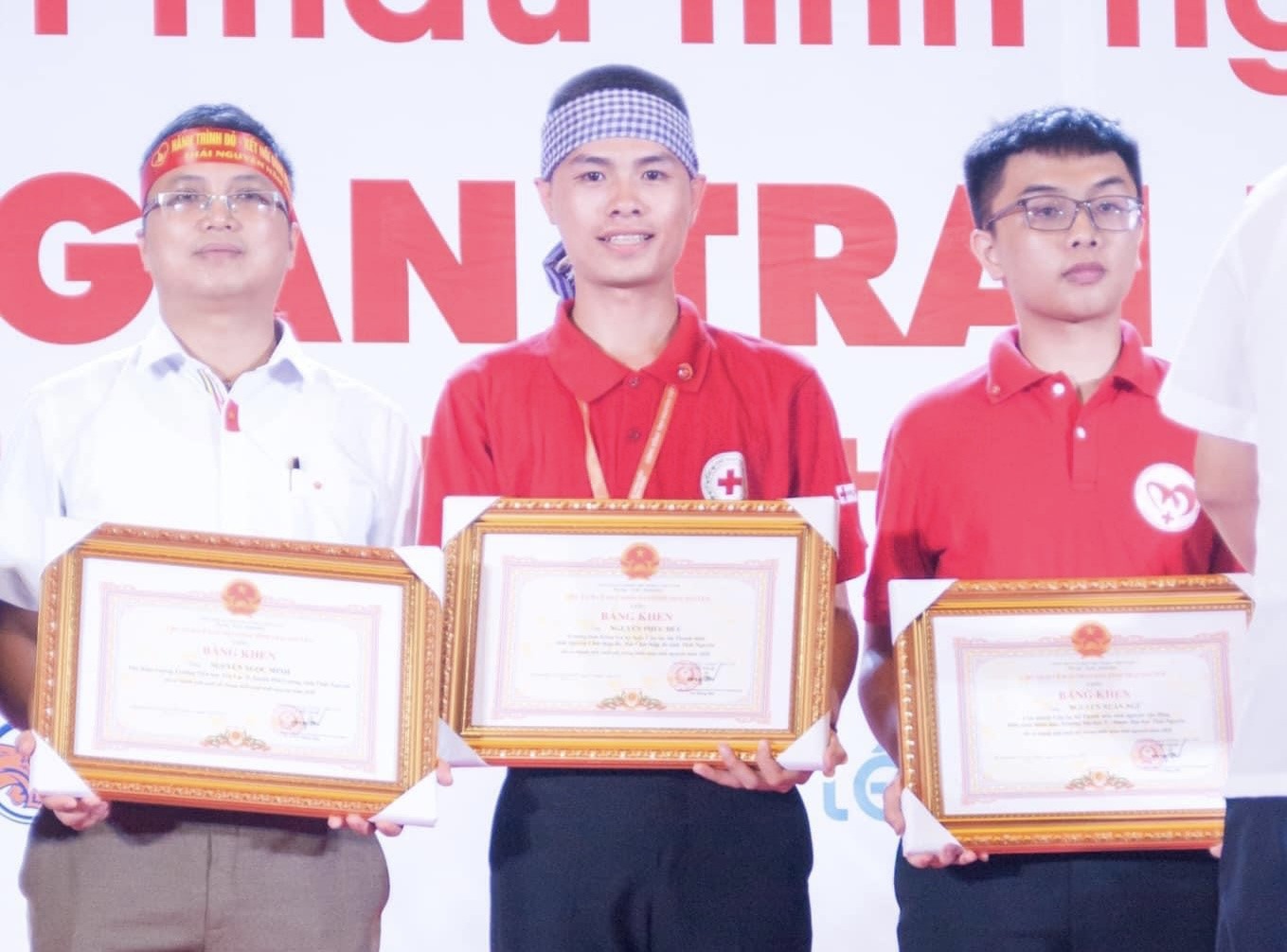 Nguyễn Phúc Đức (ở giữa) trong lần nhận bằng khen của Chủ tịch UBND tỉnh Thái Nguyên về những đóng góp trong hoạt động hiến máu.