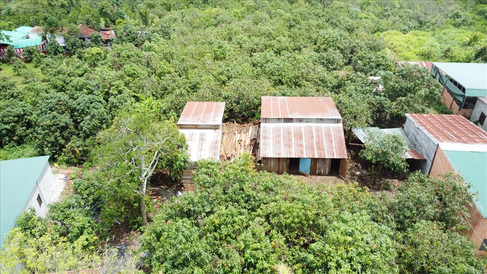 Người dân xây nhà chờ đền bù ở trong phạm vi thực hiện Công trình Hồ thủy lợi Đắk Gang trên địa bàn huyện Đắk Mil. Ảnh: Phan Tuấn