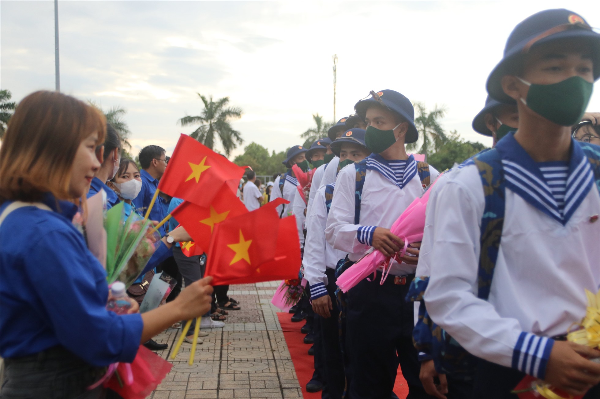 Tại TP. Cam Ranh hàng trăm thanh niên lên đường nhập ngũ với tâm thế sẵn sàng. Ảnh: Phương Linh