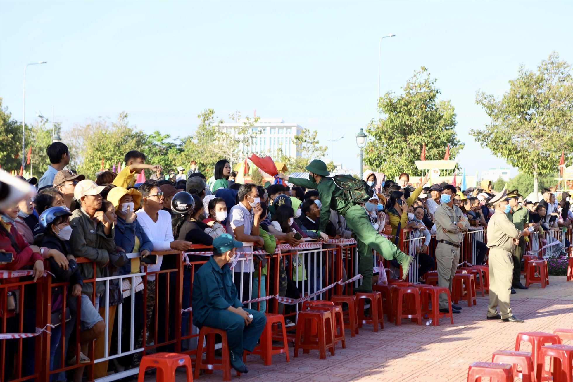 Một thanh niên tặng lại bó hoa cho người thân trước khi lên xe. Ảnh: Duy Tuấn