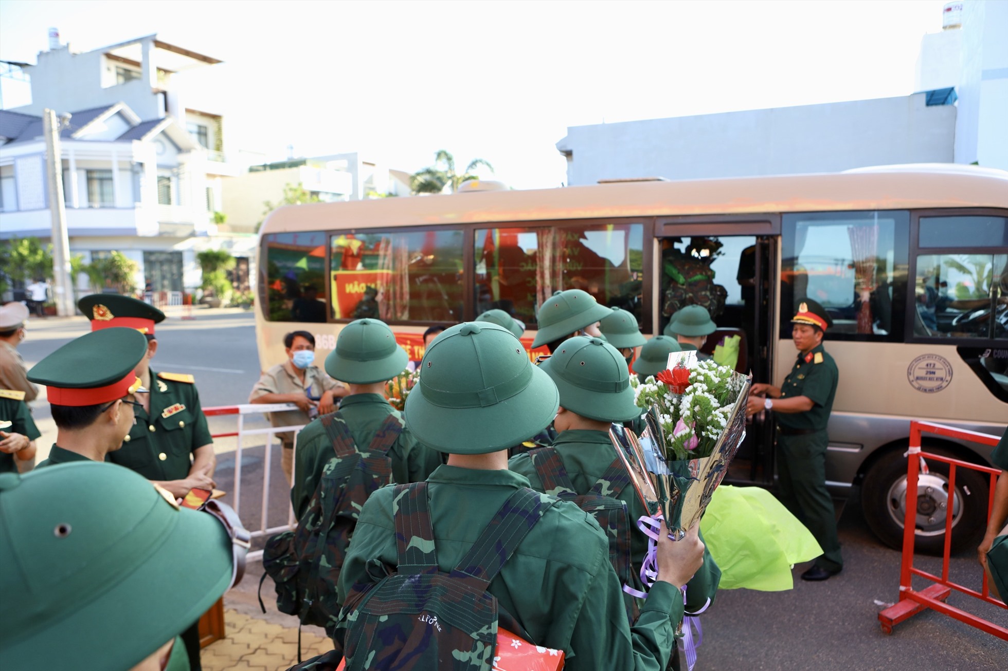 Các tân binh TP.Phan Thiết lên đường nhập ngũ. Ảnh: Duy Tuấn