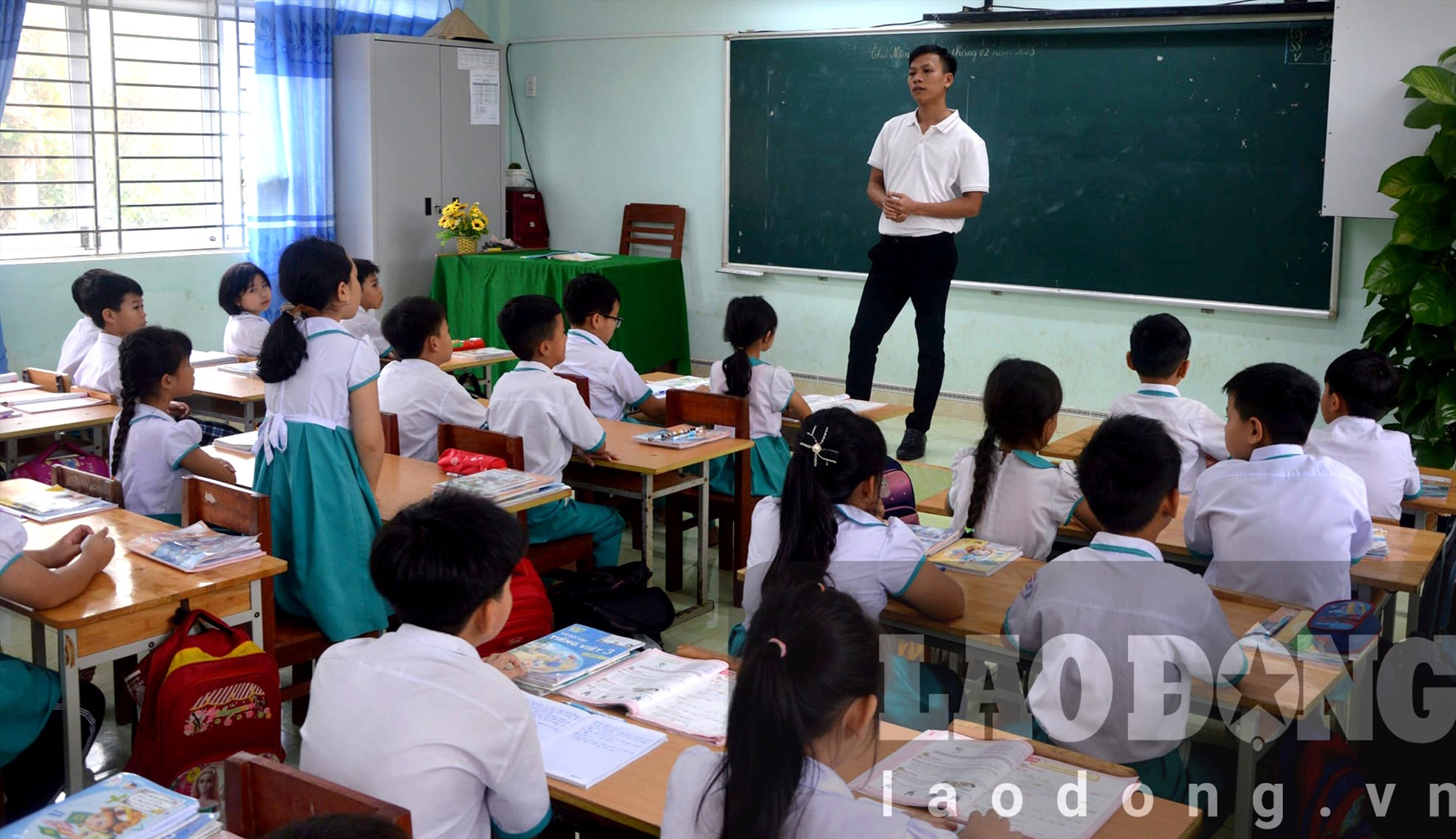 Thầy giáo Tạ Nguyên Quang tâm sự cùng học sinh trước giờ lên đường nhập ngũ. Ảnh: Ngọc Viên
