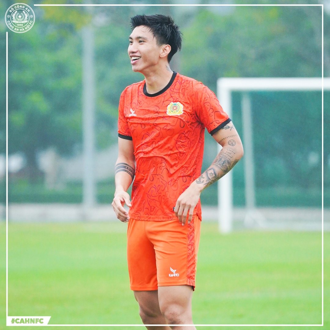 Văn Hậu có trận ra mắt ấn tượng trong màu áo Công an Hà Nội tại vòng 1 VLeague 2023. Ảnh: CAHN FC