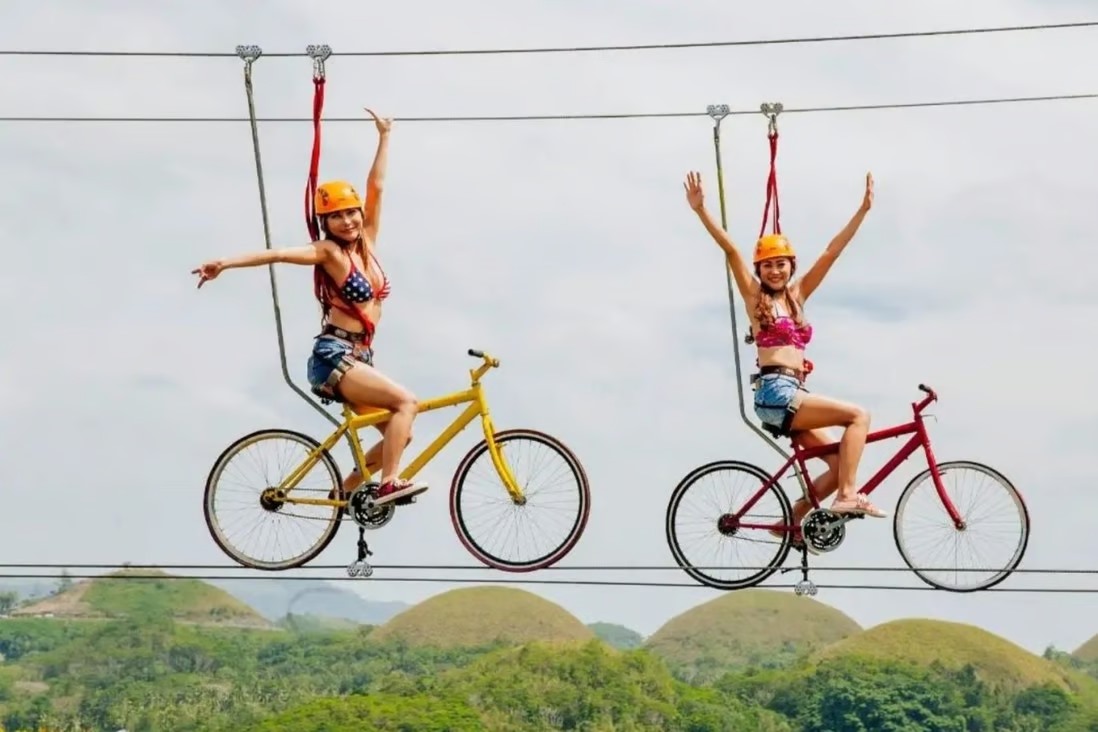 Đu dây bằng xe đạp tại công viên Chocolate Hills Adventureở Bohol, Philippines, là một trong những trải nghiệm đu dây tuyệt vời nhất ở châu Á. Ảnh: Chocolate Hills Adventure