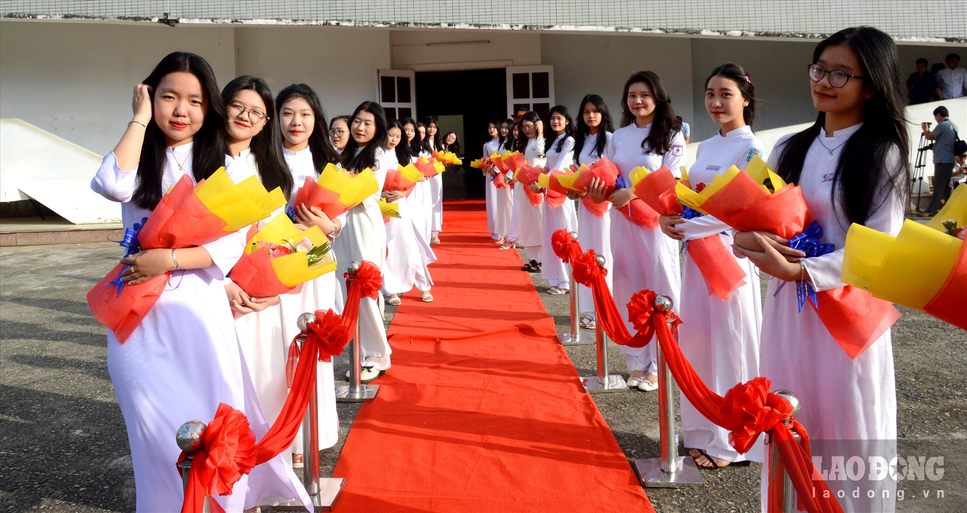 Các nữ sinh ở TP Quảng Ngãi tiễn các tân binh lên đường nhập ngũ. Ảnh: Ngọc Viên