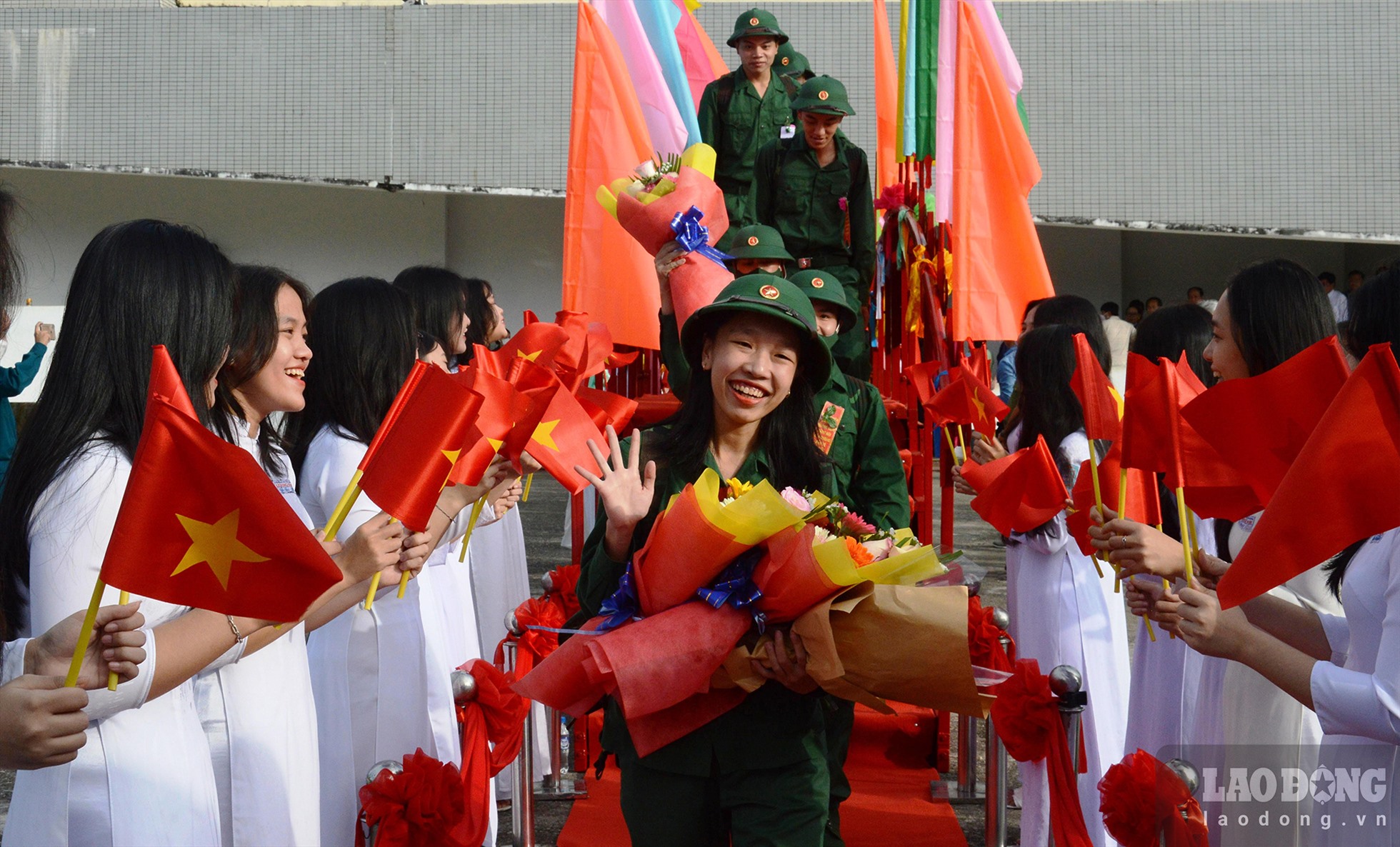 Nữ tân binh Đỗ Hoàng Quý Loan ở TP Quảng Ngãi cười rạng ngày trong ngày nhập ngũ. Ảnh: Ngọc Viên