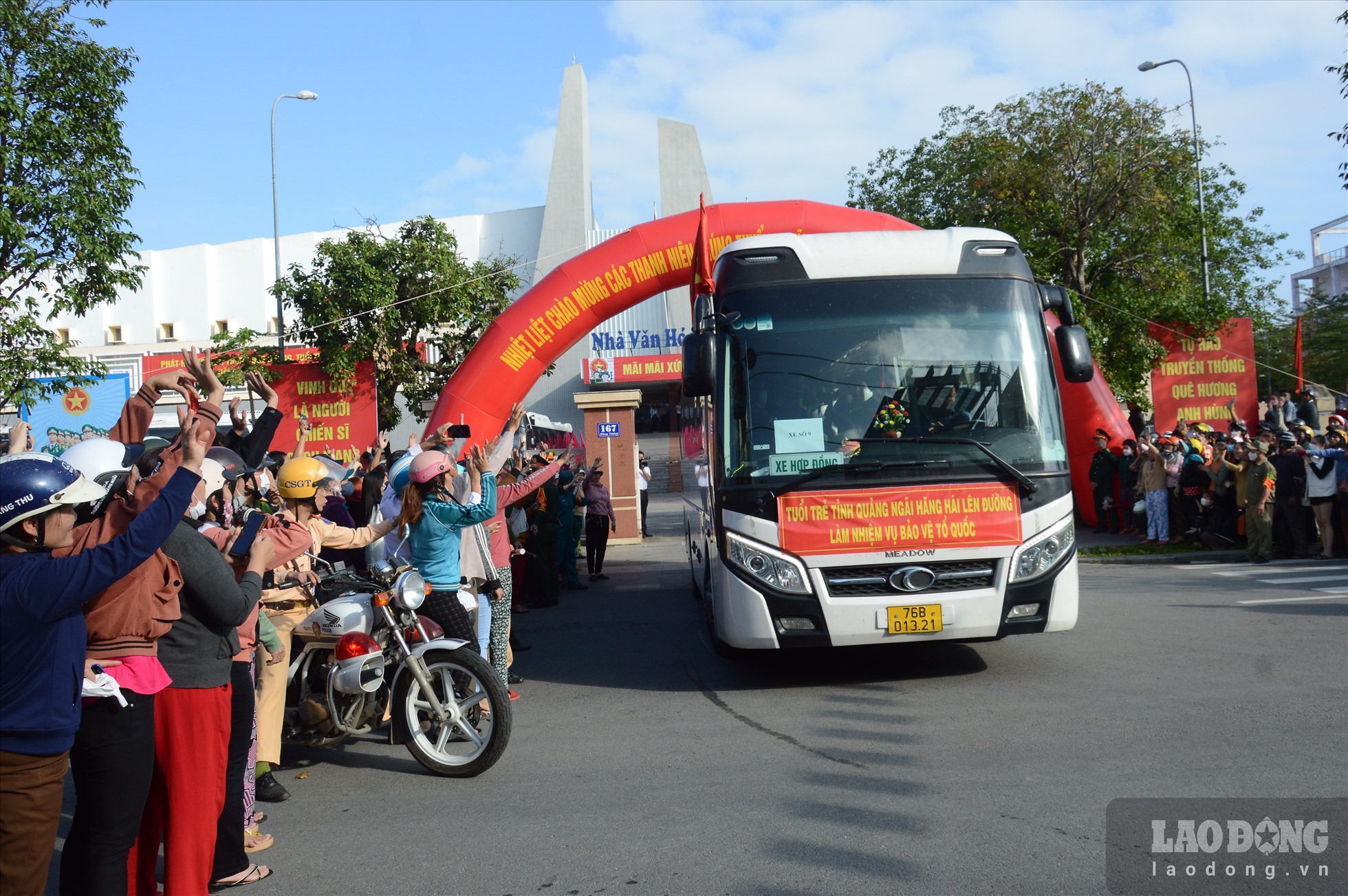 Buổi lễ giao nhận quân ở tỉnh Quảng Ngãi trong ngày 8.2 đều diễn ra sôi nổi, trang trọng và đầm ấm, tạo khí thế và tâm lý vui tươi cho các tân binh lên đường nhập ngũ hoàn thành xuất sắc nhiệm vụ của mình. Ảnh: Ngọc Viên