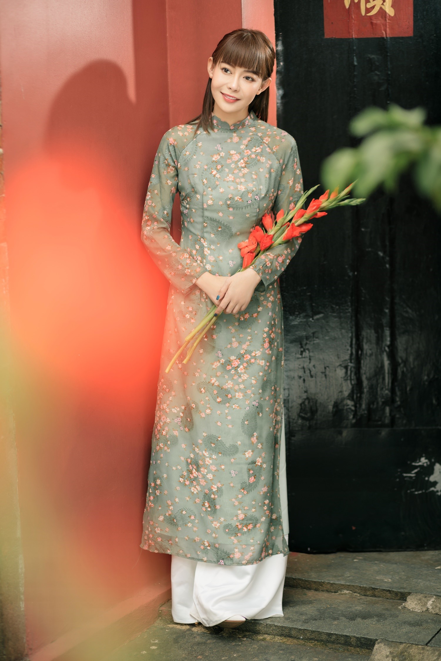 Hoa hậu Hải Dương khởi đầu những ngày đầu tiên của năm Quý Mão 2023 bằng bộ ảnh áo dài rạng rỡ.