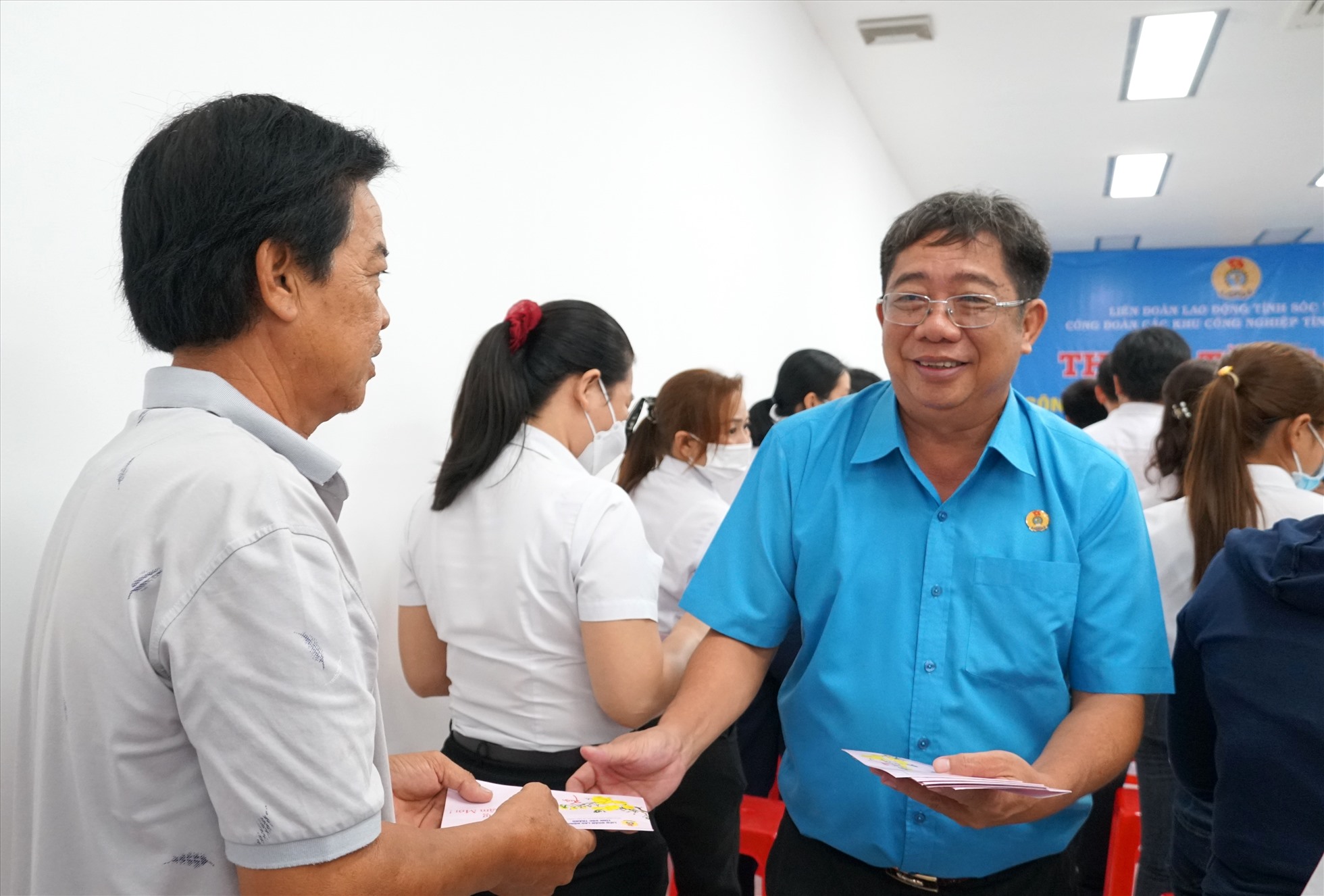 Chủ tịch LĐLĐ tỉnh Sóc Trăng Nguyễn Thanh Sơn trao quà đến tận tay đoàn viên tiêu biểu. Ảnh: Anh Khoa