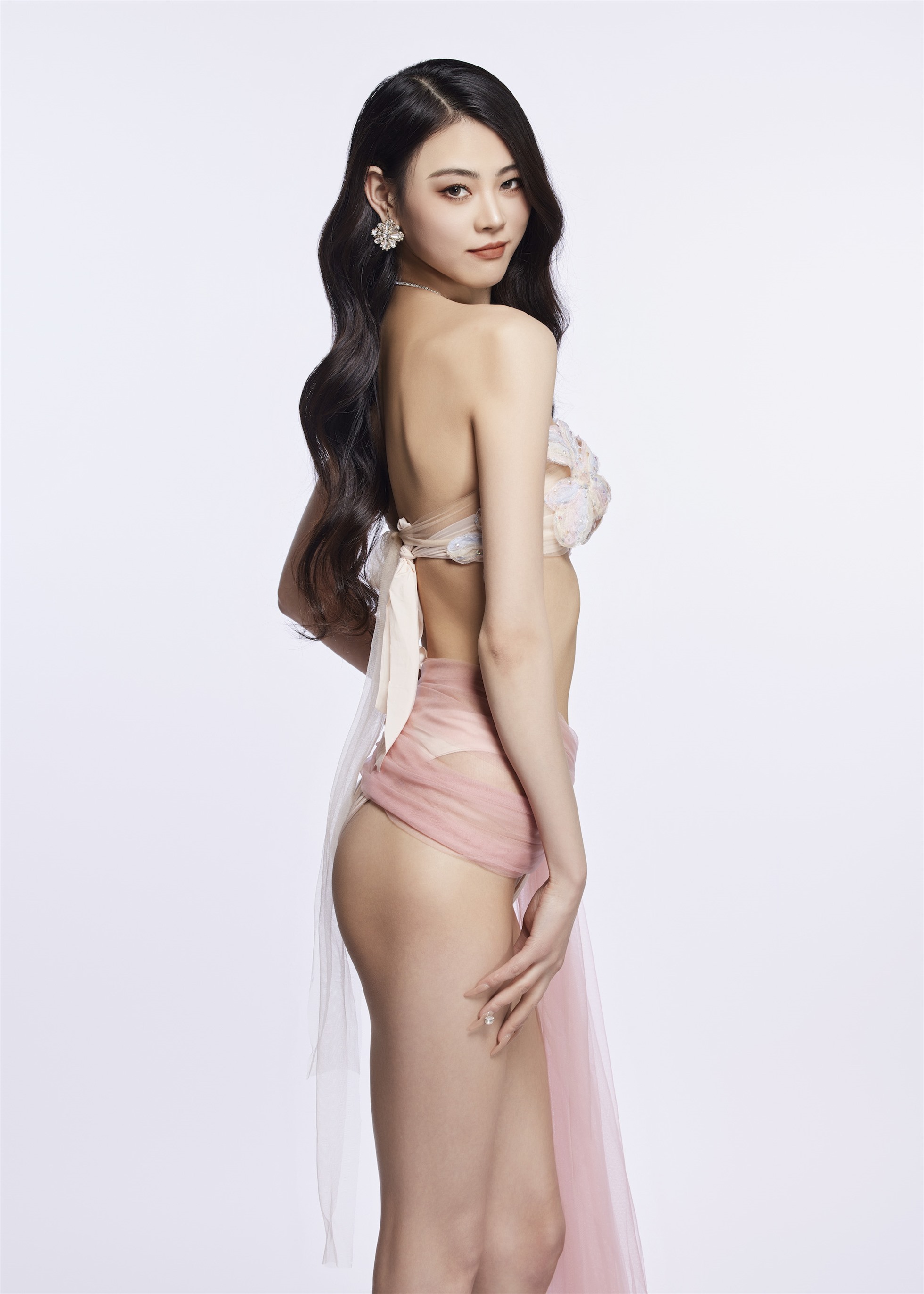BTC  Mengli Li là đại diện đến từ Trung Quốc tranh tài ở Miss Charm 2023. Cô sở hữu chiều cao 1,76m, số đo ba vòng 78-60-80. Cô hiện là người mẫu ảnh, cộng tác với nhiều nhãn hàng trong nước