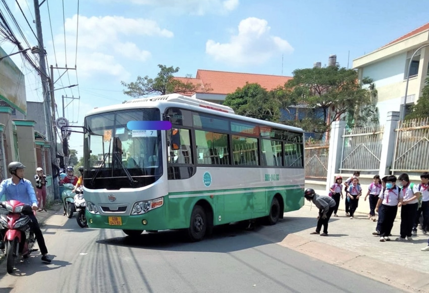Hiện trường vụ tai nạn khiến 1 học sinh trường Hà Huy Giáp tử vong, xe đưa rước nằm ngang đường. Ảnh: N.B. Hoà