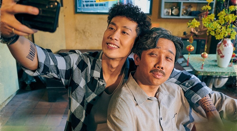 Diễn viên Tuấn Trần và Trấn Thành vào vai hai cha con trong “Bố già“. Ảnh: Galaxy Studio