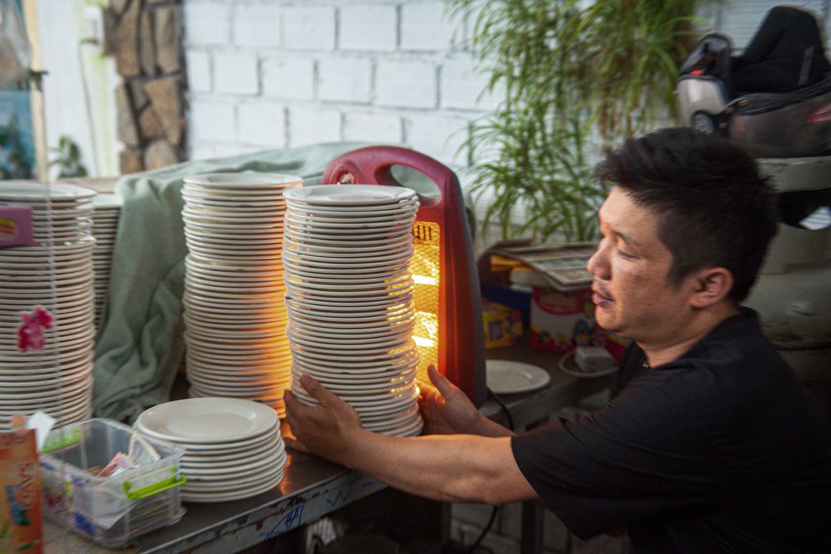 Những chiếc đĩa “nằm lò sưởi” trước khi sử dụng.