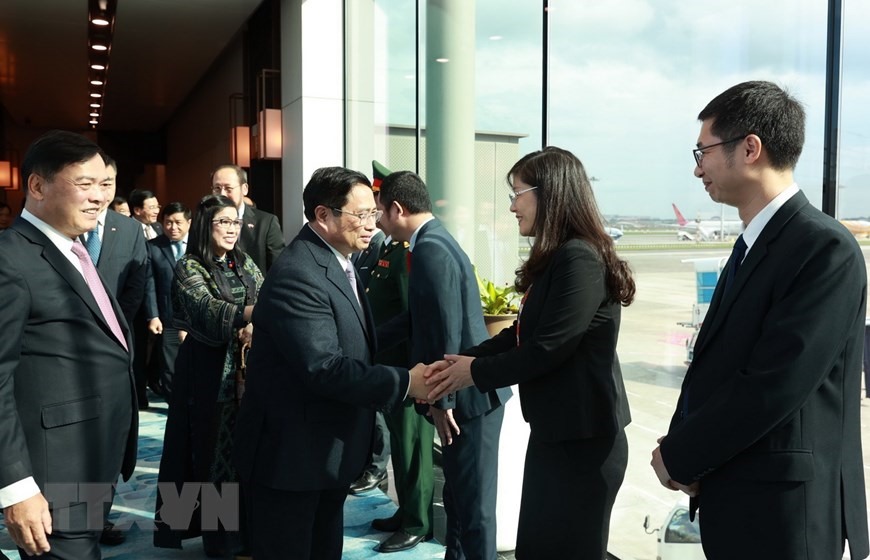 Cán bộ, nhân viên Đại sứ quán và cộng đồng người Việt Nam đón Thủ tướng Phạm Minh Chính và Phu nhân tại sân bay Changi, Singapore, chiều 8.2.2023. Ảnh: TTXVN