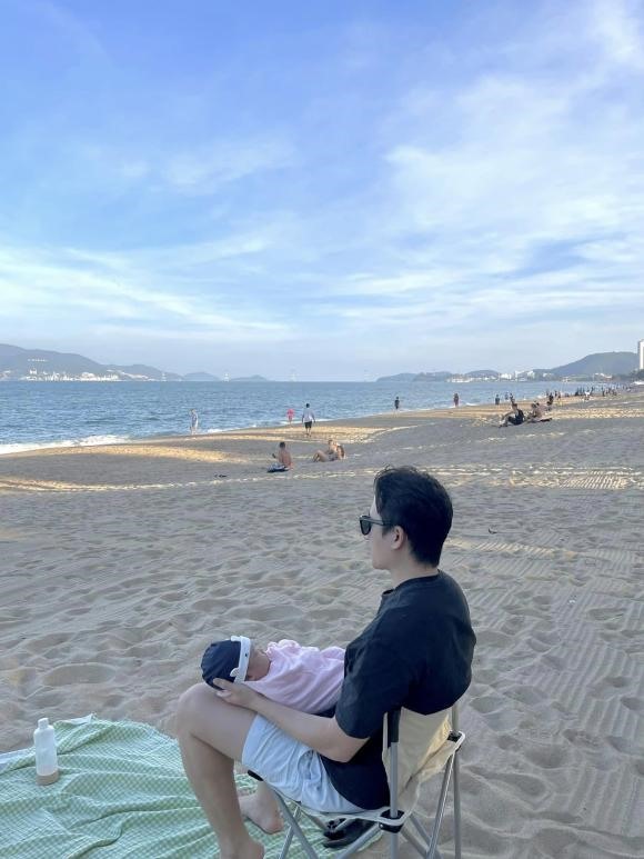 Dù con gái mới 1 tháng tuổi, Phan Mạnh Quỳnh không ngần ngại đưa bé đi du lịch cùng 2 vợ chồng. Ảnh: Nhân vật cung cấp