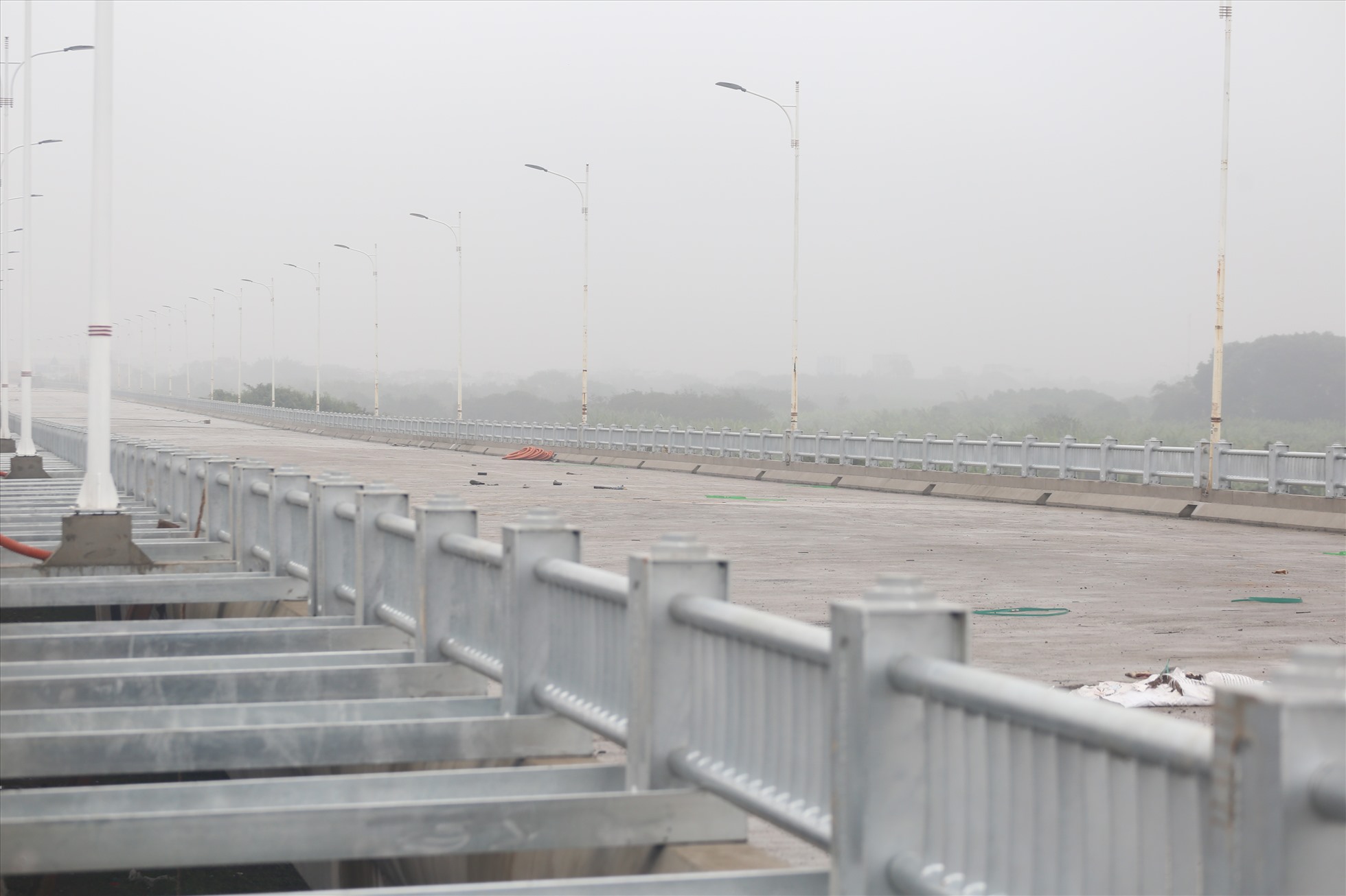 Sau khi hoàn thành giai đoạn 2, Dự án cầu Vĩnh Tuy sẽ có chiều rộng mặt cắt ngang lớn nhất Hà Nội với 8 làn xe ô tô (40m). Ảnh: Vĩnh Hoàng