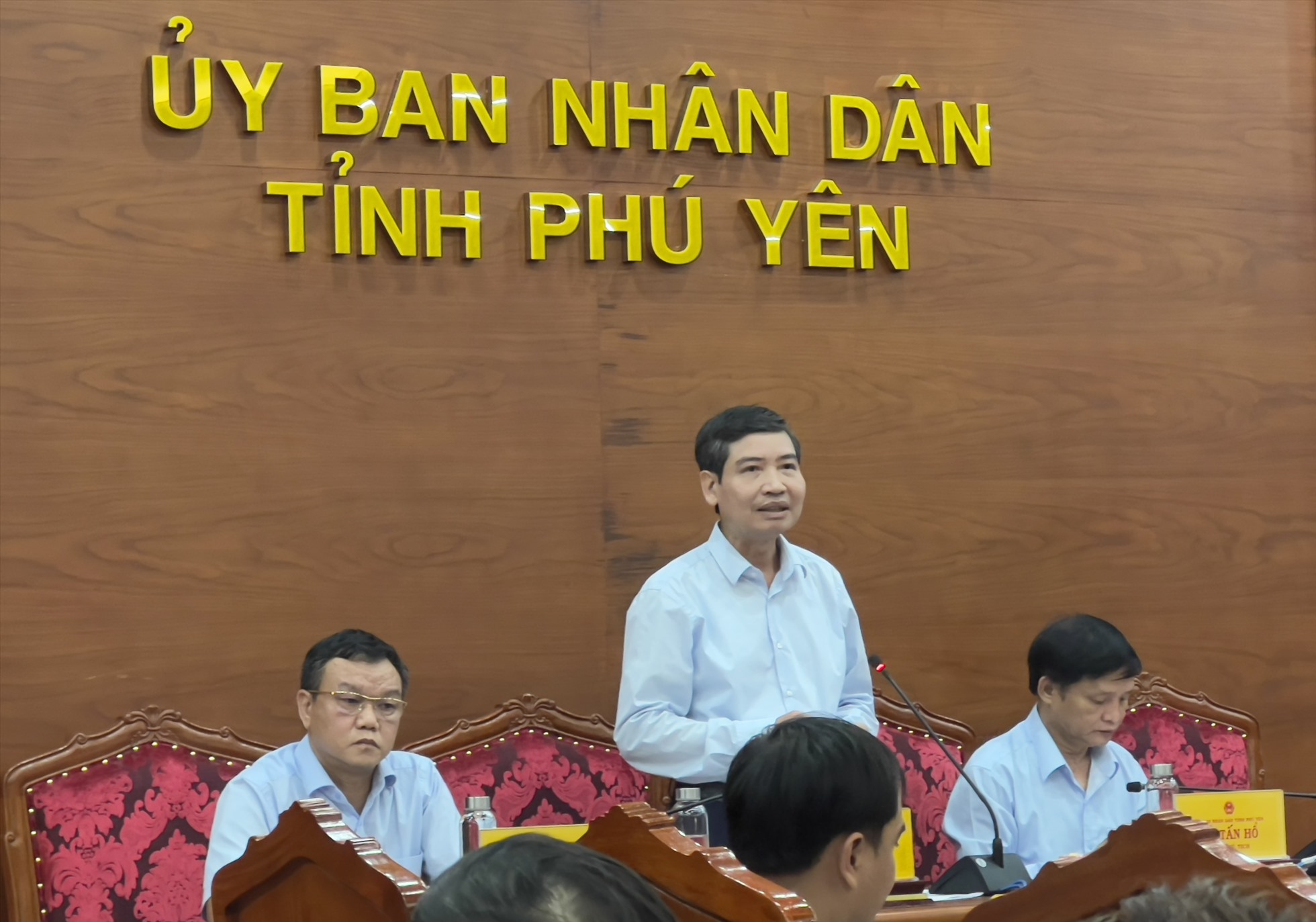 Chủ tịch UBND tỉnh Phú Yên chỉ đạo xử lý tình trạng du lịch tự phát tại buổi Họp báo đầu xuân Quý Mão 2023. Ảnh: Hoài Luân