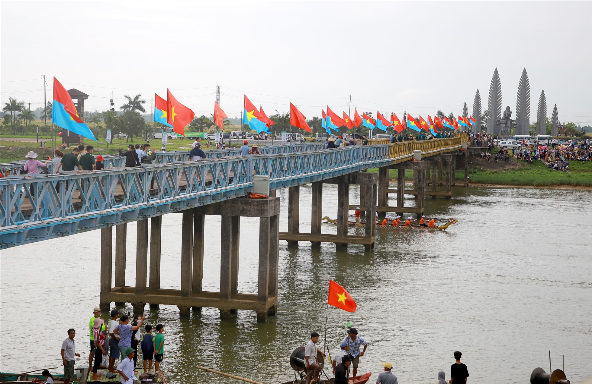 Dịp lễ 30.4-1.5.2022, cầu Hiền Lương vẫn đón nhiều lượt khách qua lại trên cầu. Ảnh: Hưng Thơ.