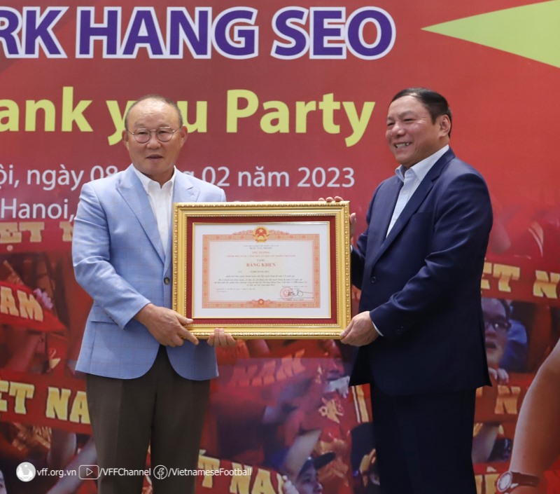 Bộ trưởng Nguyễn Văn Hùng thừa ủy quyền trao Bằng khen của Thủ tướng Chính phủ cho HLV Park Hang-seo vì thành tích xuất sắc giành HCV SEA Games 31.