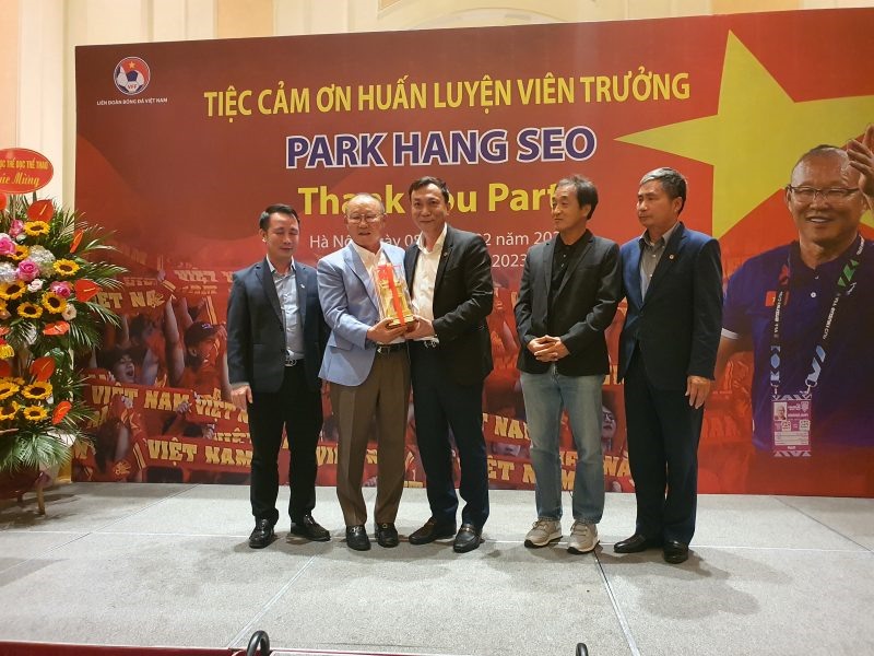 Chủ tịch VFF Trần Quốc Tuấn tặng huấn luyện viên Park Hang-seo món quà biểu trưng của Thủ đô Hà Nội. Ảnh: VFF